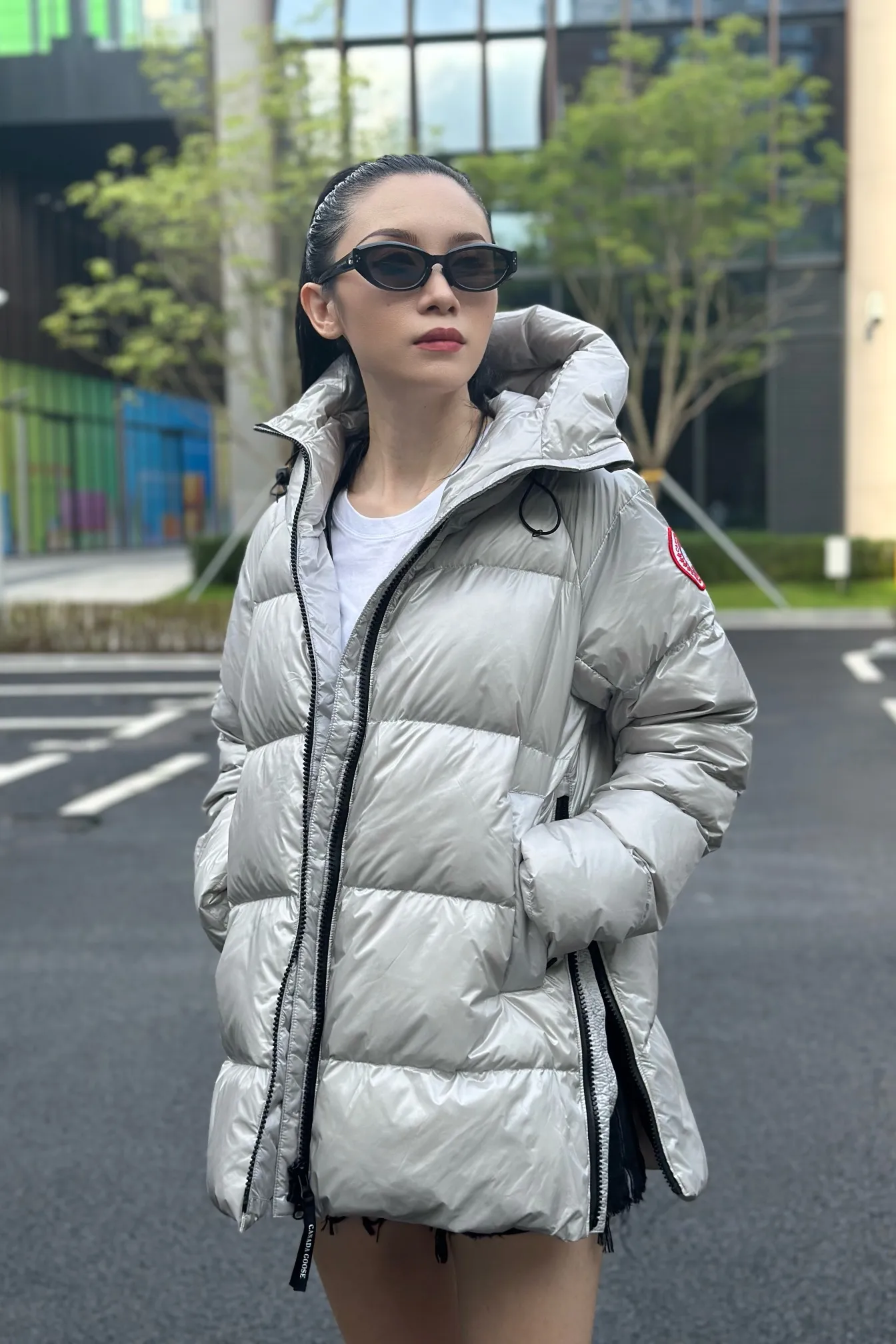 P1060 Big Goose 2239L Women's Puff Bread Jacket [Specially for foreign trade with high quality] Canada Goose Canada Goose Cypress Series Hooded Waterproof, Windproof and Warm Down Jacket Women's The new style of the Cypress series will make you stand out. This down jacket is an ideal winter piece. This style is filled with white duck down. Featuring a thin, channel-filled construction with lightweight fabrics and trim, it feels lightweight and adds warmth. The chin-protecting suede knit stand-up collar is soft and adds comfort. An adjustable down hood with cord closure adds warmth and protection against the elements. The back is designed with the iconic double-stripe black reflective decorative stripes to make you more visible in dim environments. The inner layer has removable elastic straps, making the jacket easy to carry on the shoulder and hands-free. Side zipper gusset dries and breathes when moving. Color: black with red label, silver birch Size: XS-2XL